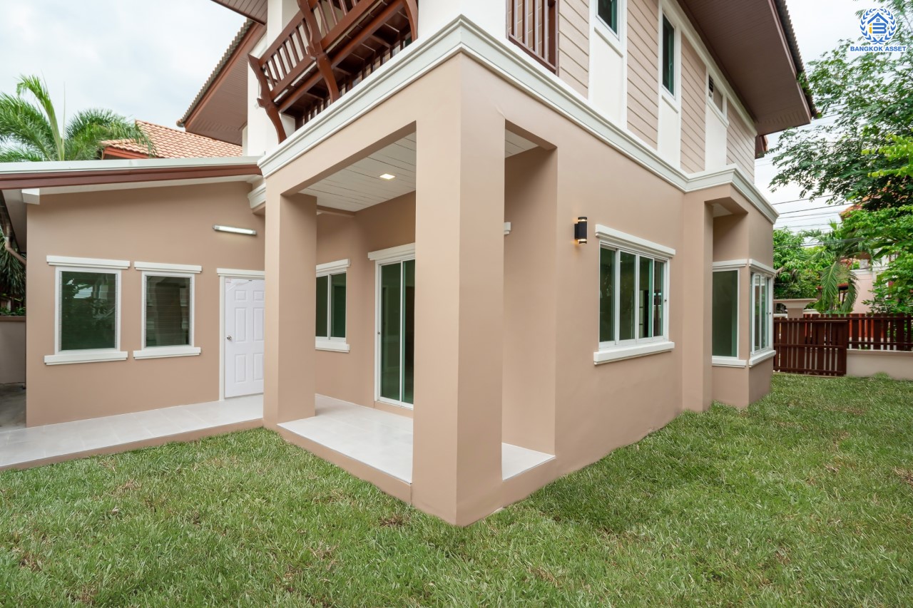 บ้านมือสองตกแต่งใหม่ ม.นนทรี5 พระราม5 เนื้อที่ 60 ตร.ว. ฟังก์ชัน 3 ห้องนอน 3 ห้องน้ำ 1 ห้องอเนกประสงค์ 1 ห้องแม่บ้านพร้อมห้องน้ำในตัว จอดรถได้ 2 คัน บนสุดยอดทำเล! ใกล้รถไฟฟ้า "สถานีแยกติวานนท์" และทางด่วน"ศรีรัช" ขับรถเพียง 5 นาที ก็ถึงวงเวียนพระราม5 ที่เชื่อมต่ออีกหลายหลายเส้นทางได้อย่างรวดเร็ว